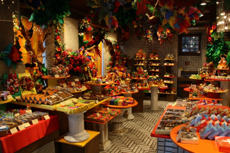 vente-RAMATUELLE-min_candy_store_chocolate_shop_chocolate_switzerland-393515