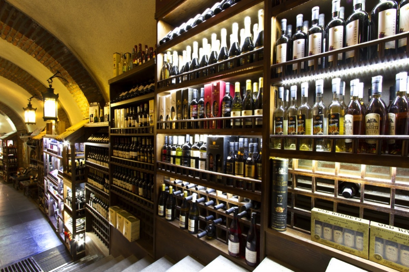 vente-RAMATUELLE-min_world_street_travel_shop_canon_georgia_wine_bottles-429767